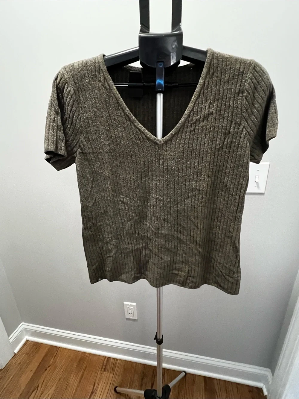 Barefoot Dreams Ribbed V‑Neck Short Sleeve Top and cropped pants- Olive